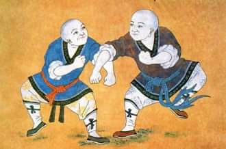Moines guerriers Shaolin s'entraînant aux arts martiaux